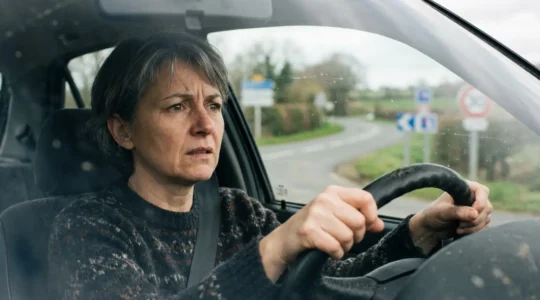Conducteur au volant observant les panneaux de signalisation routière française