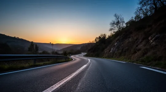 Routes départementales françaises au crépuscule avec signalisation danger et effets de vitesse