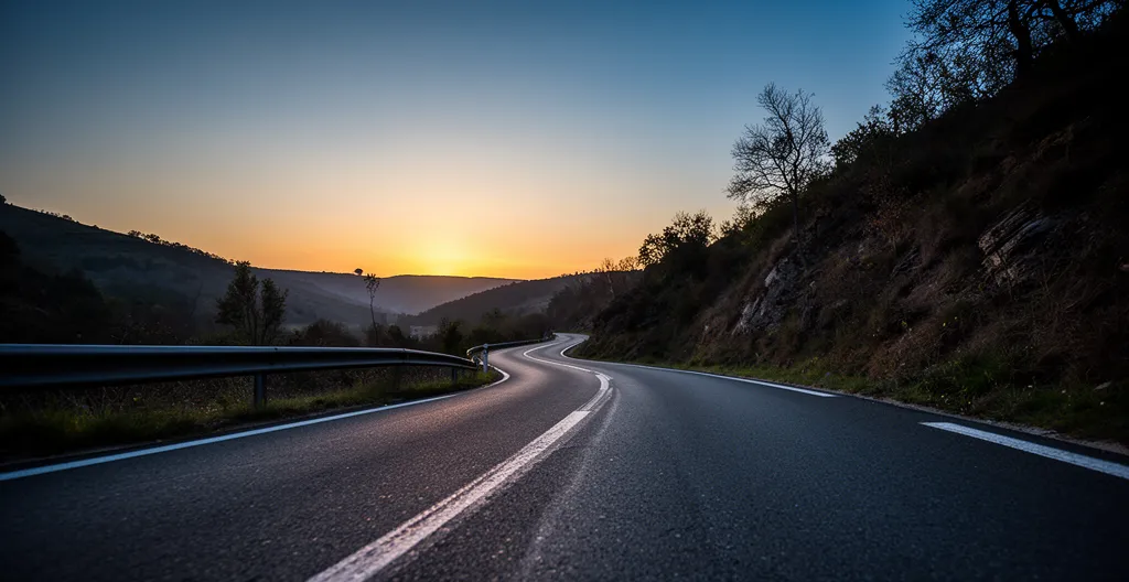Routes départementales françaises au crépuscule avec signalisation danger et effets de vitesse