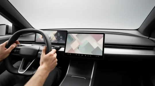 Intérieur de véhicule moderne avec tableau de bord numérique montrant la configuration des raccourcis d'écran tactile