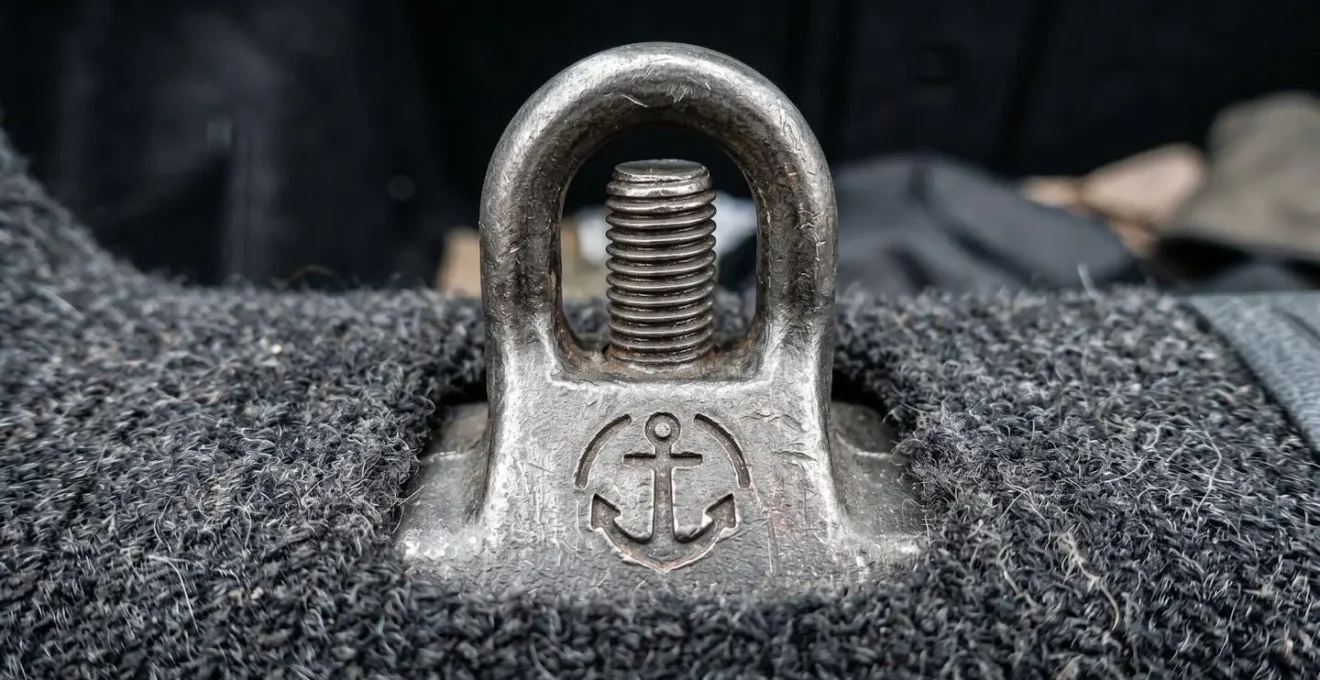 Point d'ancrage Top Tether dans le coffre d'une voiture française