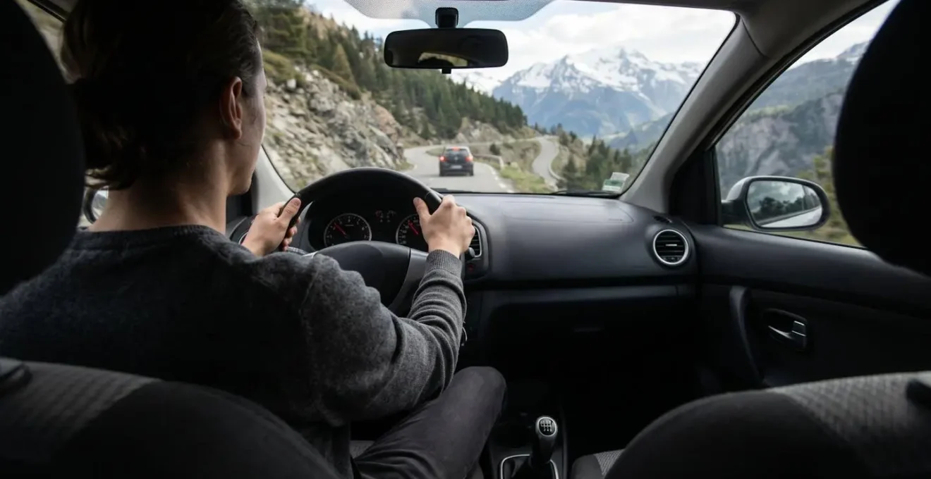 Véhicule utilisant le frein moteur dans une descente de col alpin en France