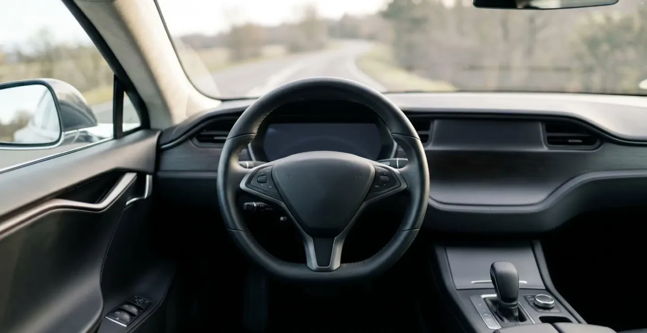 Vue de l'habitacle d'une voiture moderne avec focus sur le volant et les commandes vocales intégrées