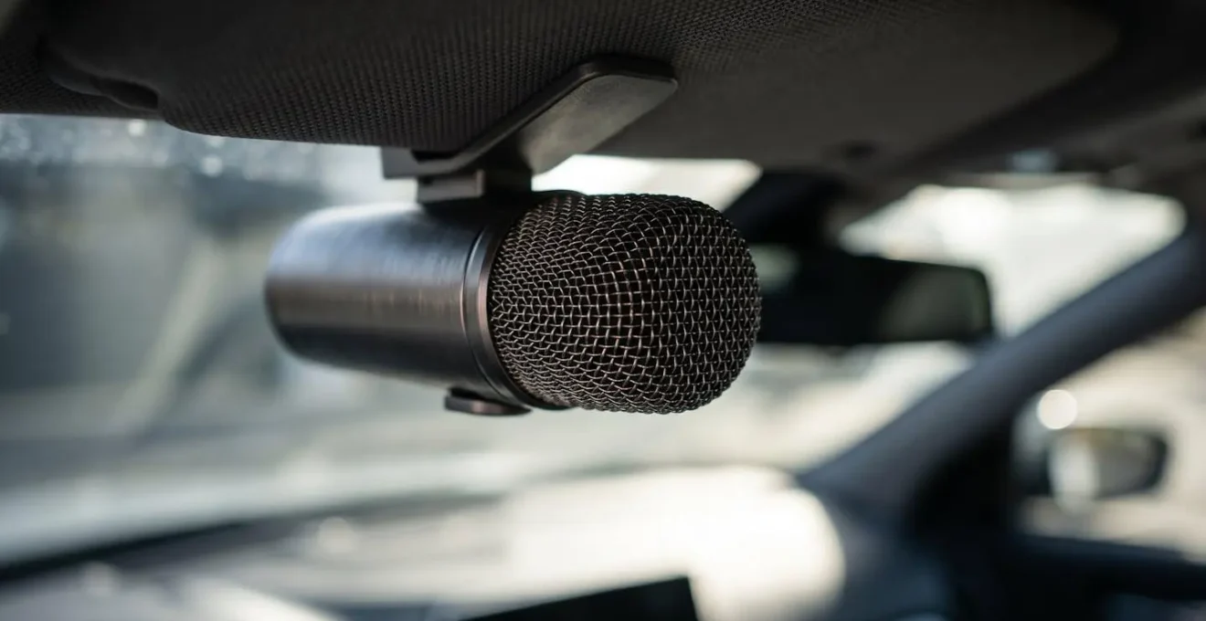 Microphone déporté clippé sur le pare-soleil d'une voiture pour améliorer la reconnaissance vocale