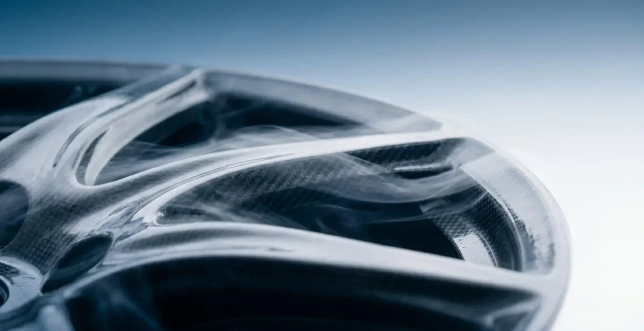 Vue macro d'éléments aérodynamiques d'une voiture avec flux d'air visualisé