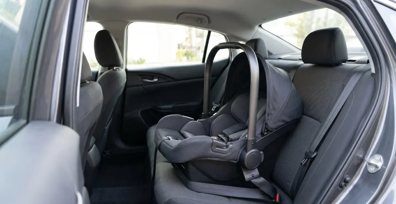 Position correcte de la poignée de cosy pour la sécurité en voiture