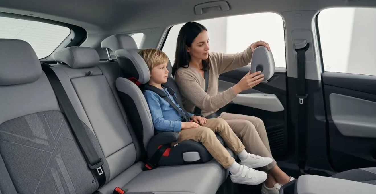 Démonstration du réglage correct de l'appui-tête pour adulte et enfant en rehausseur