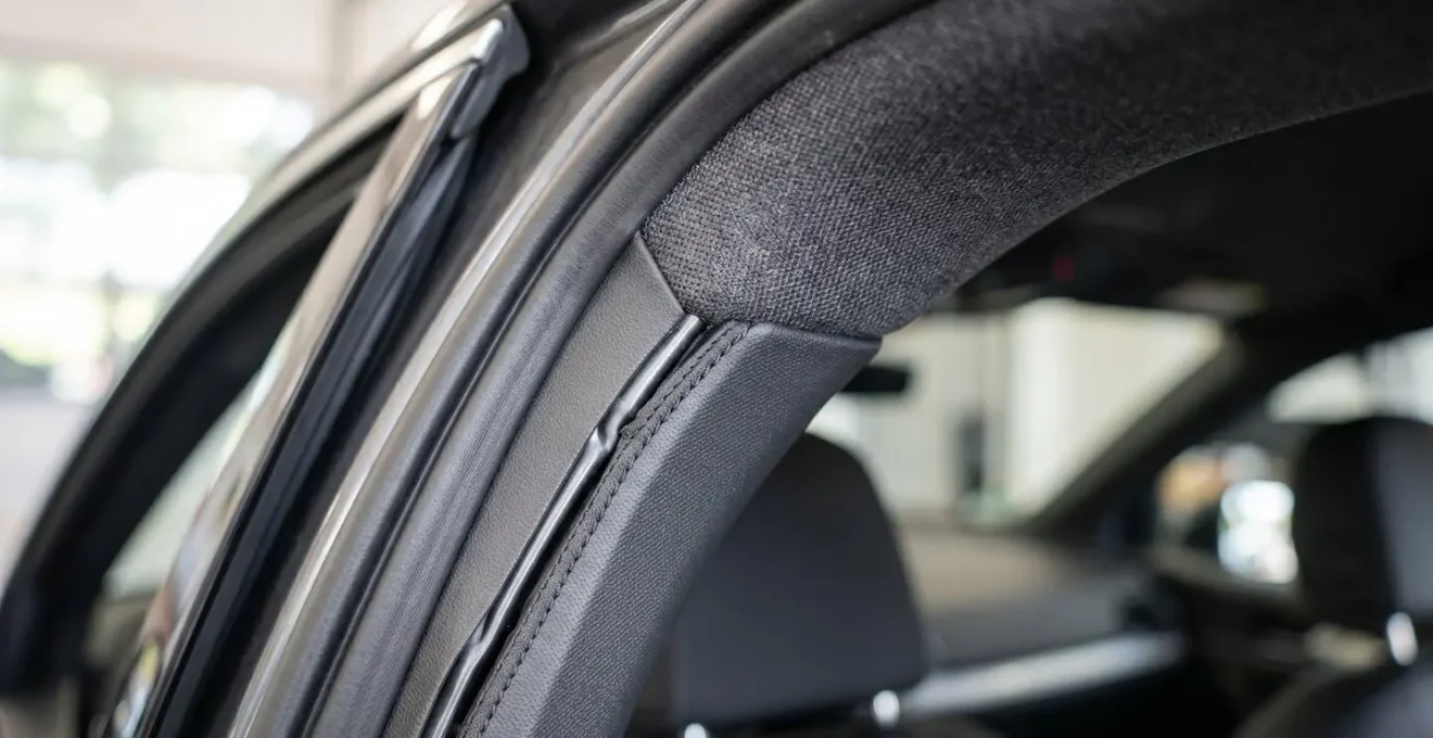 Inspection visuelle des montants de toit d'une voiture pour détecter la présence d'airbags rideaux