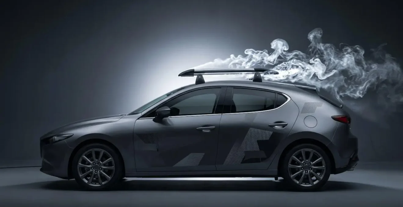 Vue latérale d'une voiture avec barres de toit montrant les turbulences aérodynamiques créées